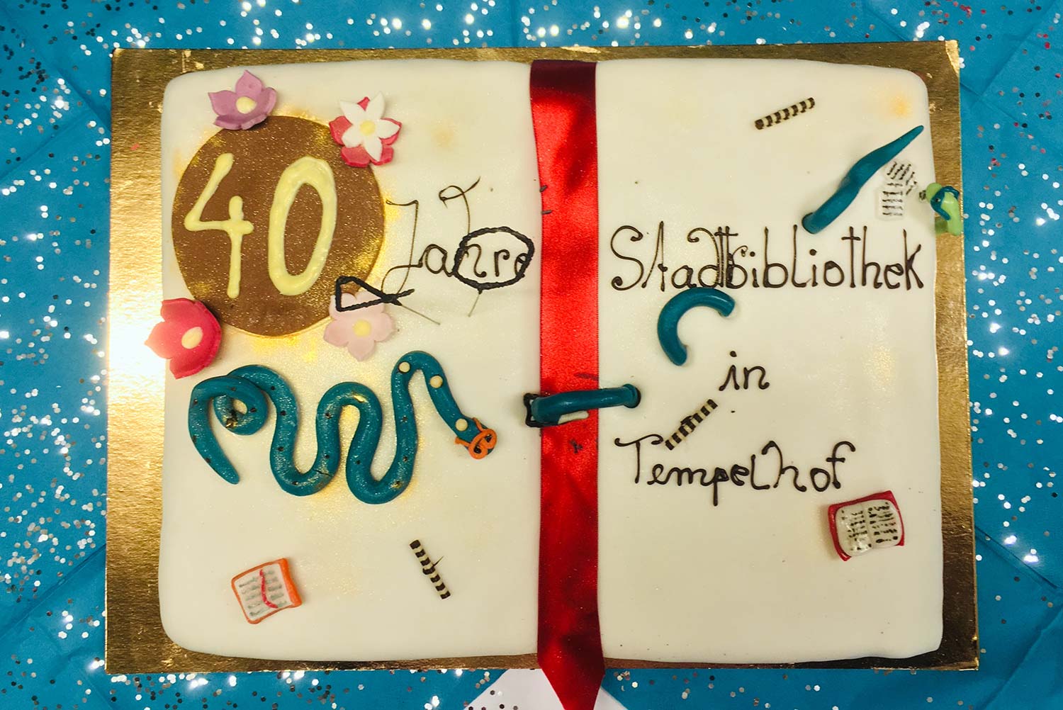 40 Jahre Bezirkszentralbibliothek Tempelhof: Das Café Pausini stiftet die Geburtstagstorte ©K. Schwahlen