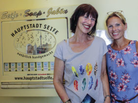 Gelungenes Netzwerken: Regine Klimes, Martina Pohl und der Hauptstadtseifen-Automat im Café Pausini © Katrin Schwahlen